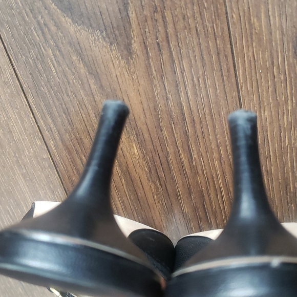 Michael Michael Kors Kitten Heel Leather Slip on. - Picture 7 of 10